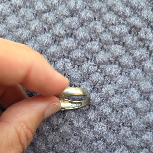 Elegant Silver Ring with Crystal Accent - Picture 5 of 9